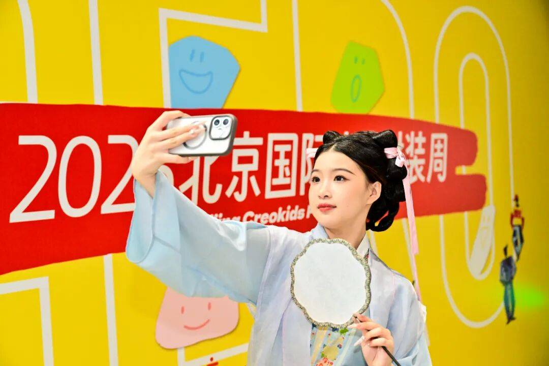 惊艳！副中心开启少儿时装周！AI汉服大秀+VR体验，还有亲子工坊 (图1)