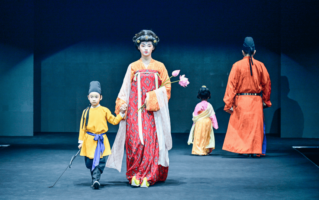 惊艳！副中心开启少儿时装周！AI汉服大秀+VR体验，还有亲子工坊 (图2)