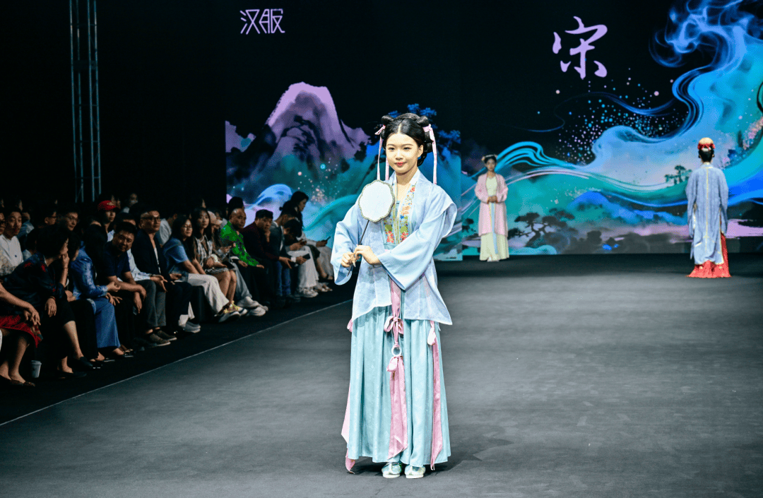 惊艳！副中心开启少儿时装周！AI汉服大秀+VR体验，还有亲子工坊 (图10)