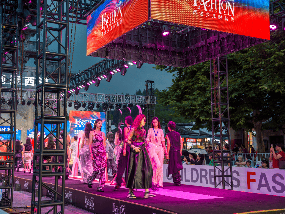 2025西递少儿时装周，T台光影流转，科技点亮未来！#来黟县享清凉 (图5)