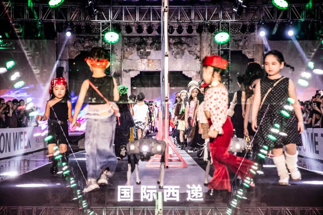 2025西递少儿时装周，T台光影流转，科技点亮未来！#来黟县享清凉 (图7)