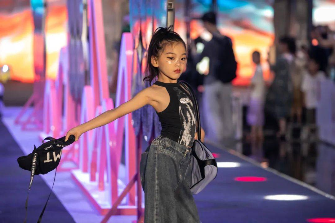 2025西递少儿时装周，T台光影流转，科技点亮未来！#来黟县享清凉 (图8)