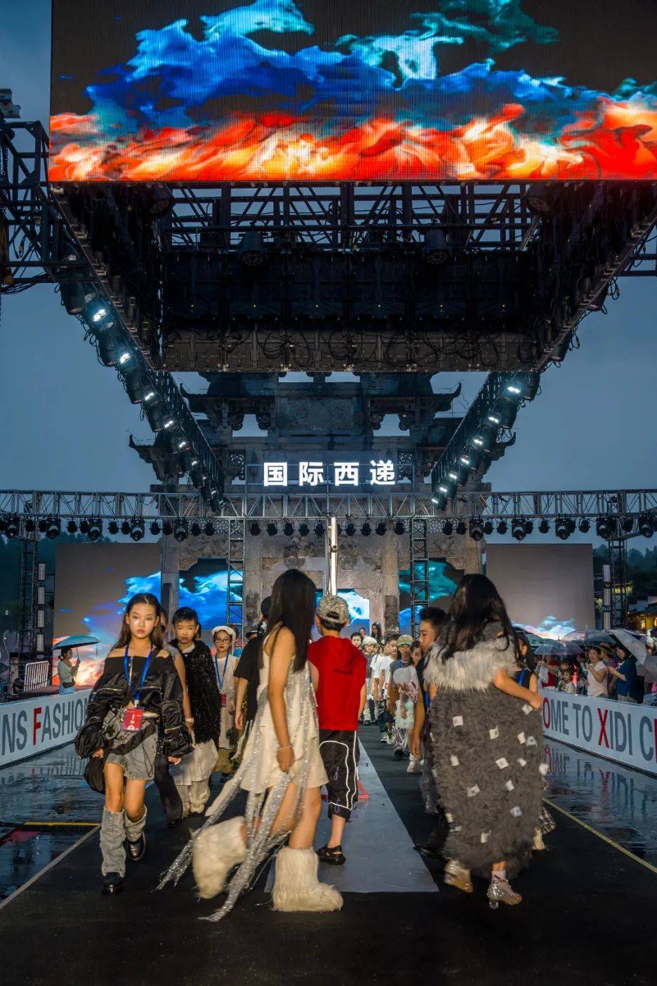 2025西递少儿时装周，T台光影流转，科技点亮未来！#来黟县享清凉 (图13)