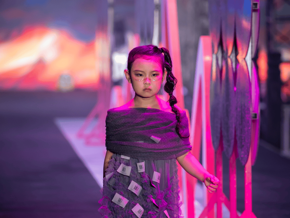 2025西递少儿时装周，T台光影流转，科技点亮未来！#来黟县享清凉 (图14)