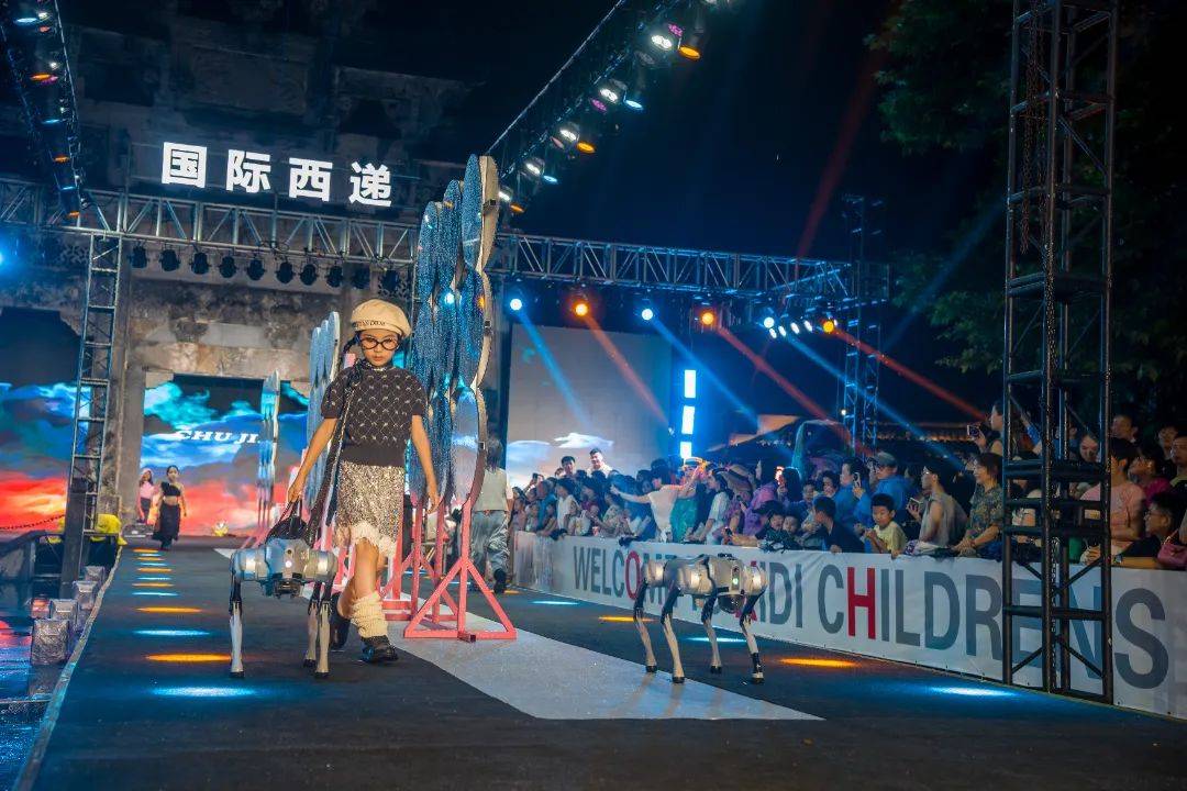 2025西递少儿时装周，T台光影流转，科技点亮未来！#来黟县享清凉 (图29)