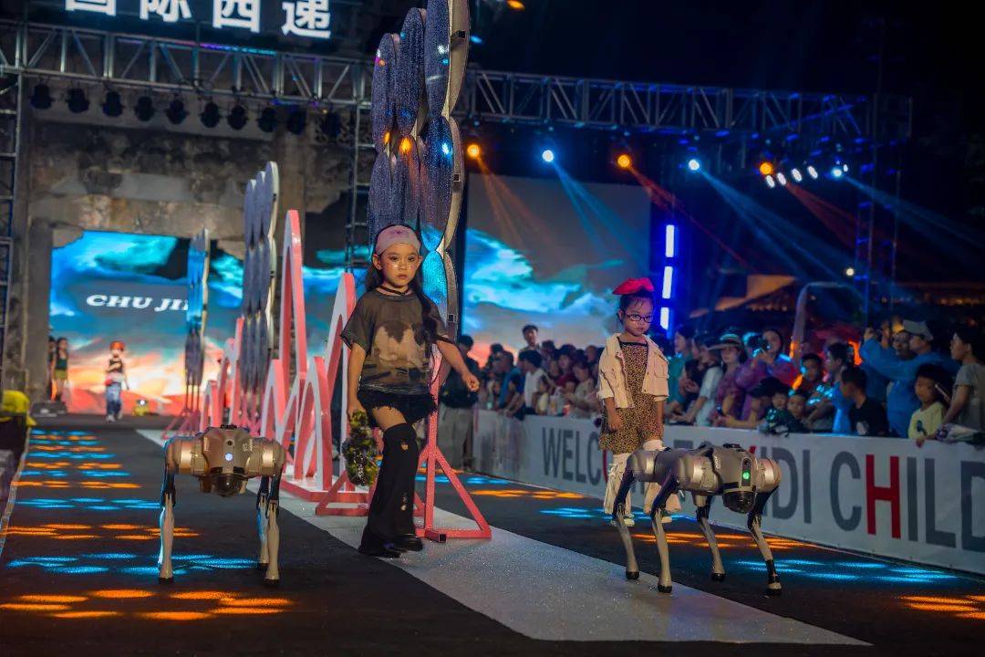 2025西递少儿时装周，T台光影流转，科技点亮未来！#来黟县享清凉 (图31)