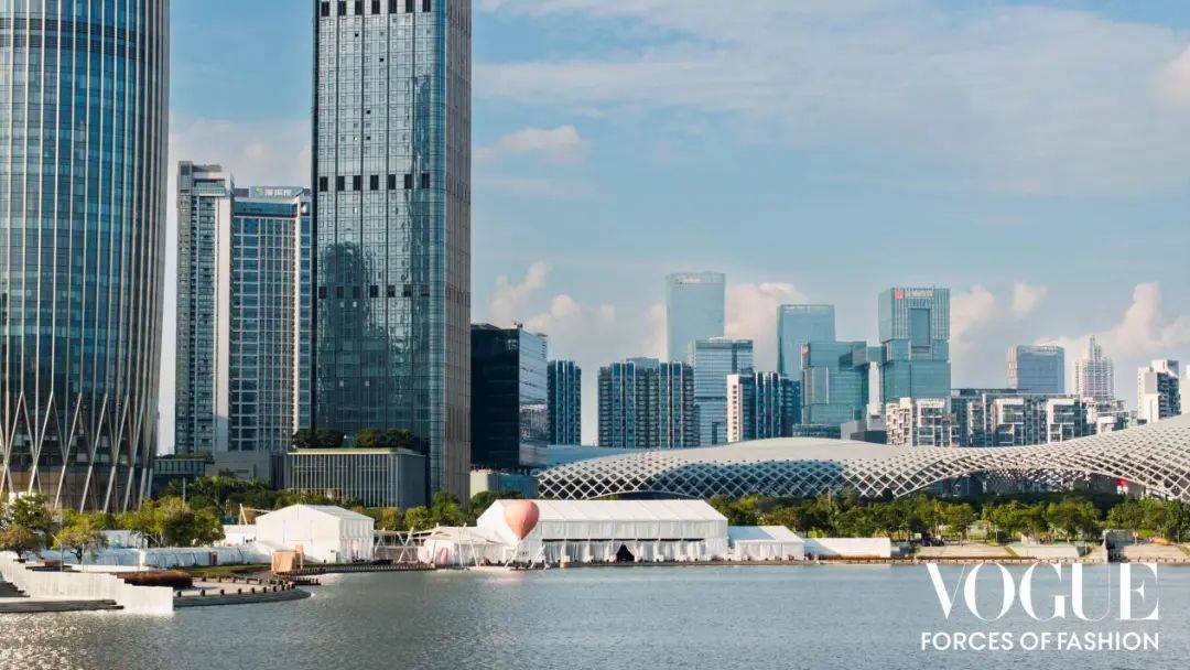 湾区时尚璀璨绽放，S/S 2025深圳时装周照亮潮流未来 (图1)