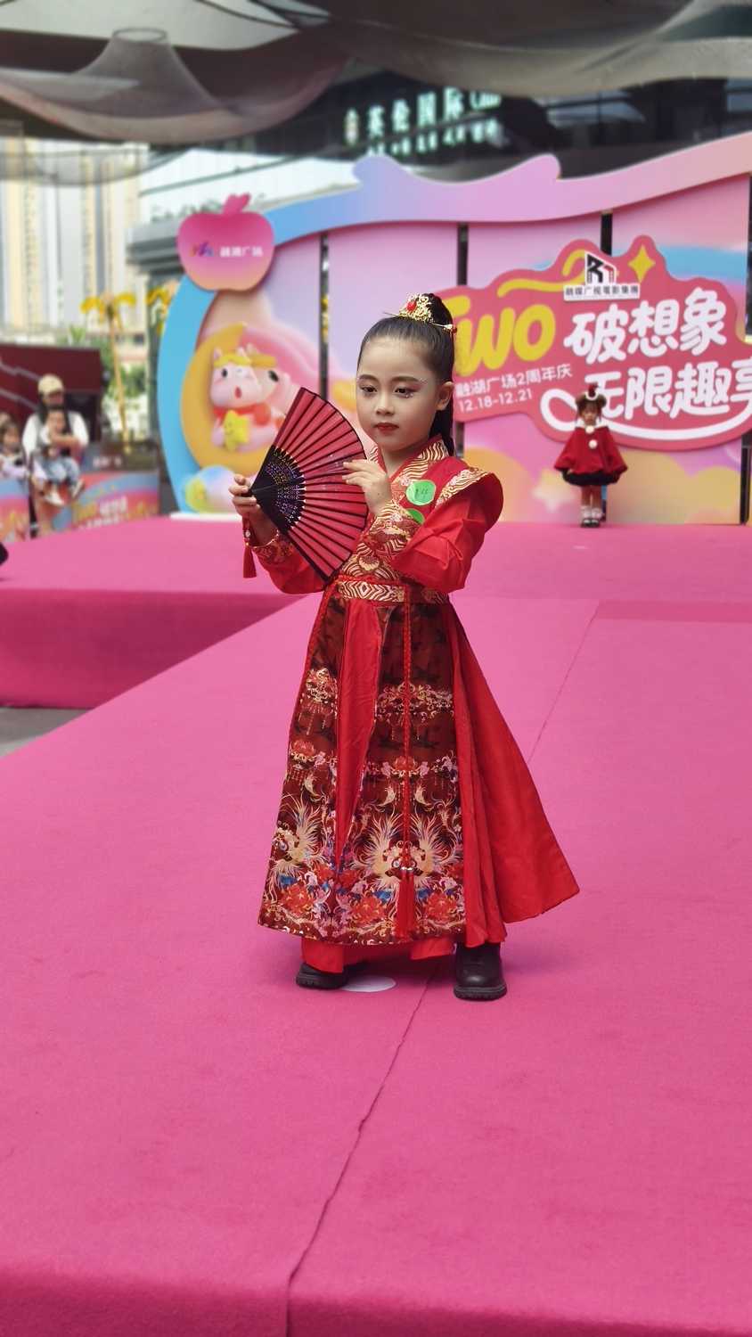 萌娃闪耀圣诞夜!融媒广视电影集团汇演书写童真演艺篇章(图3) 萌娃闪耀圣诞夜!融媒广视电影集团汇演书写童真演艺篇章(图3)