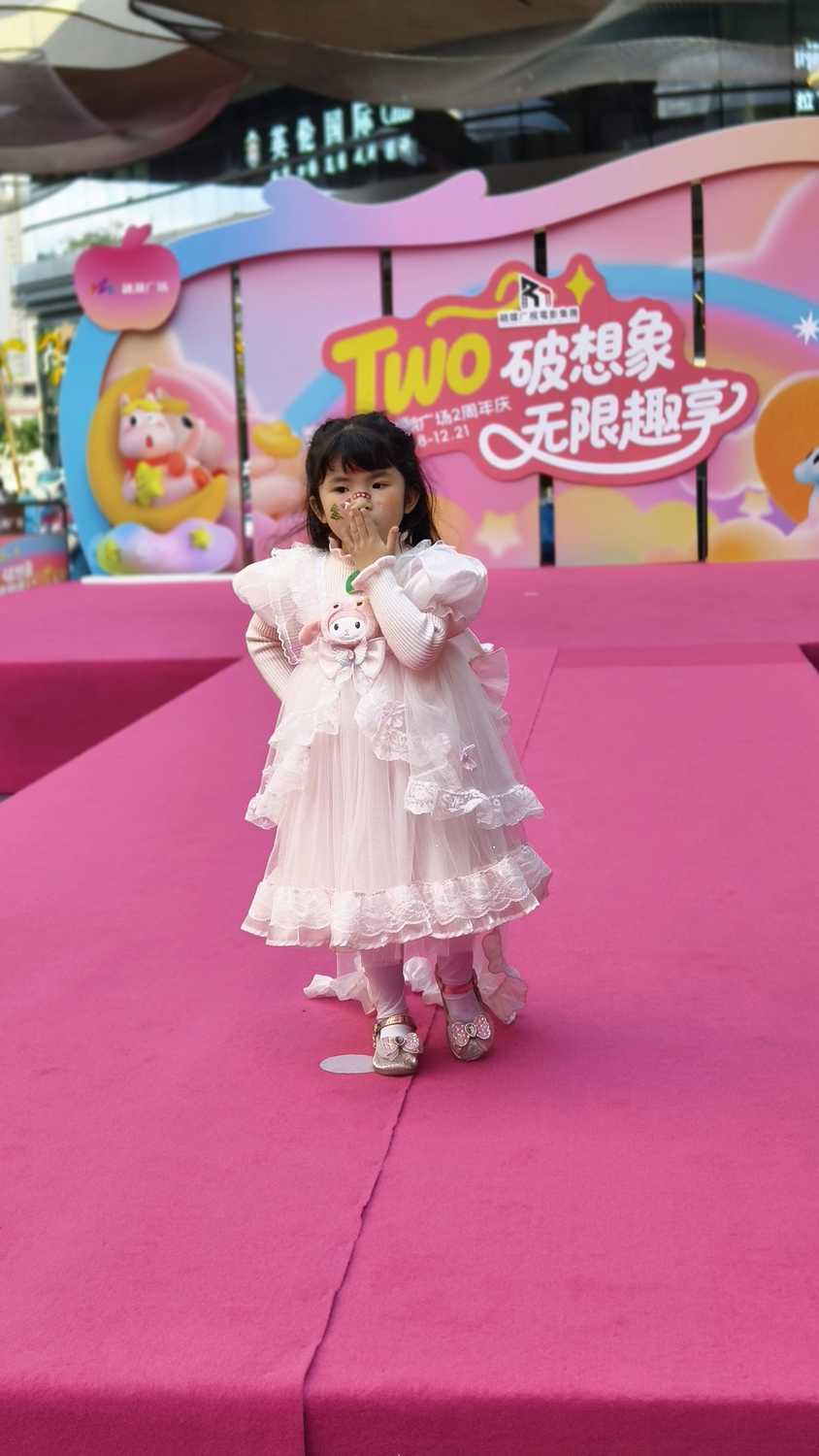 萌娃闪耀圣诞夜!融媒广视电影集团汇演书写童真演艺篇章(图4) 萌娃闪耀圣诞夜!融媒广视电影集团汇演书写童真演艺篇章(图4)