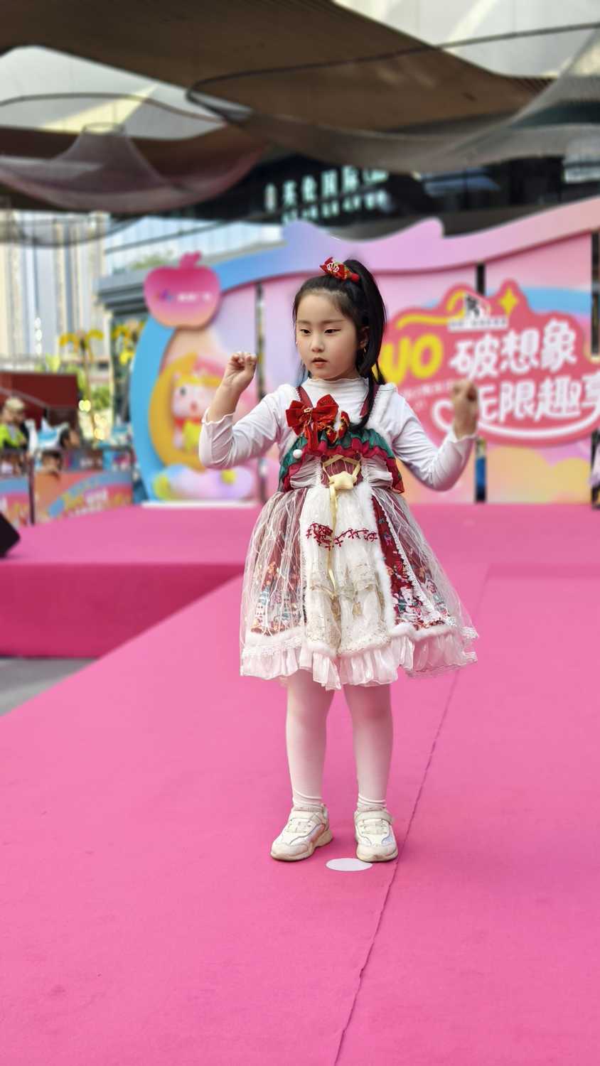 融媒广视电影集团圣诞汇演:以舞台为桥,点亮孩子演艺梦想(图2) 融媒广视电影集团圣诞汇演:以舞台为桥,点亮孩子演艺梦想(图2)