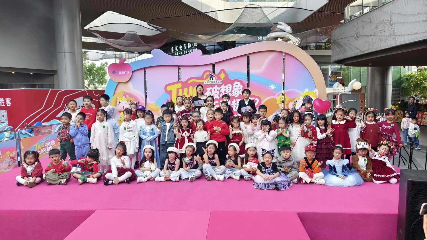 融媒广视电影集团圣诞汇演:以舞台为桥,点亮孩子演艺梦想(图6) 融媒广视电影集团圣诞汇演:以舞台为桥,点亮孩子演艺梦想(图6)