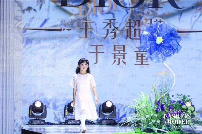 荷蜻霓裳少儿艺术盛典：模特之路，步步生花 (图2)