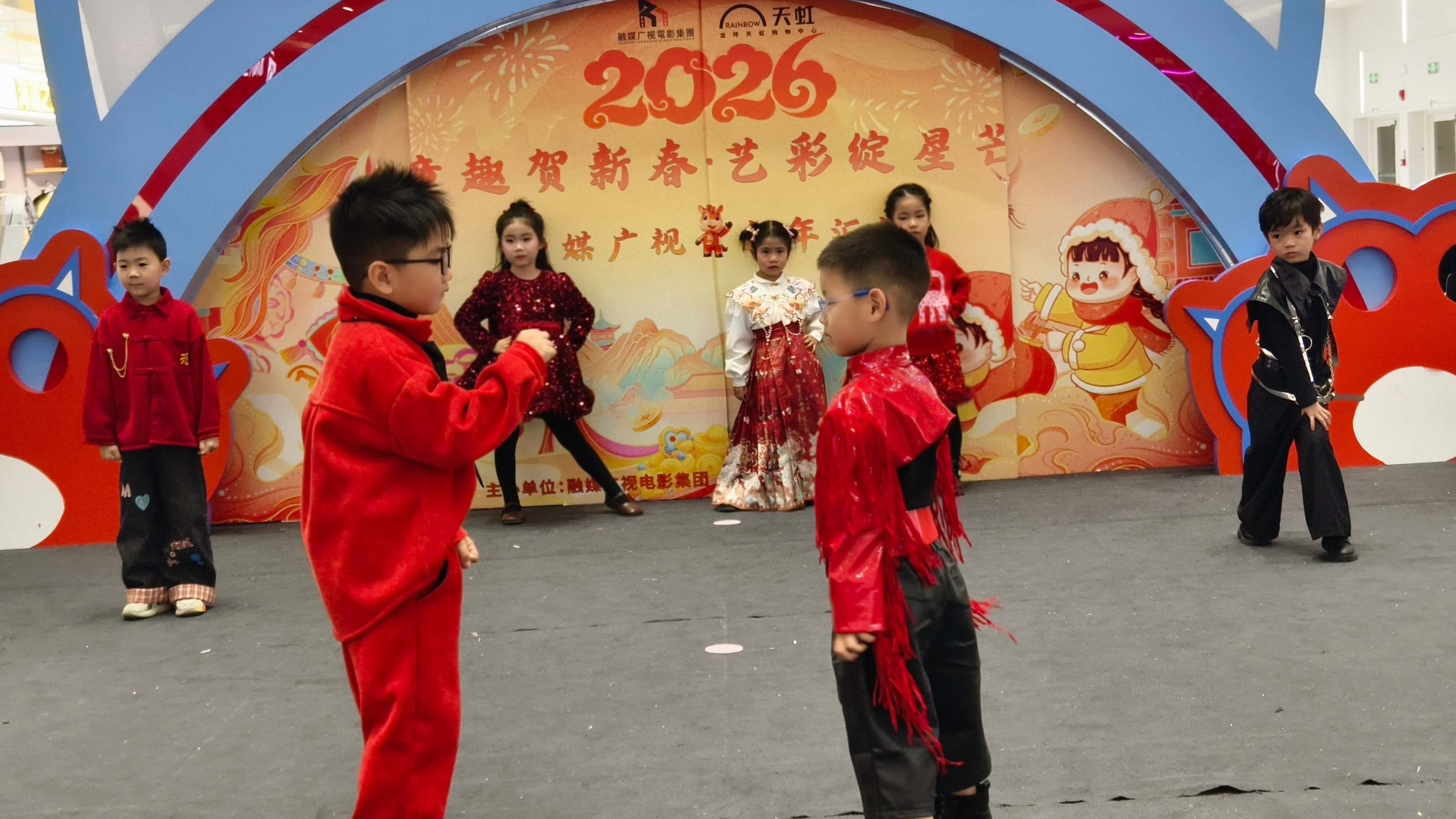 少儿 T 台走秀闪耀新春 融媒广视电影集团助力孩子绽放艺术梦想(图3)