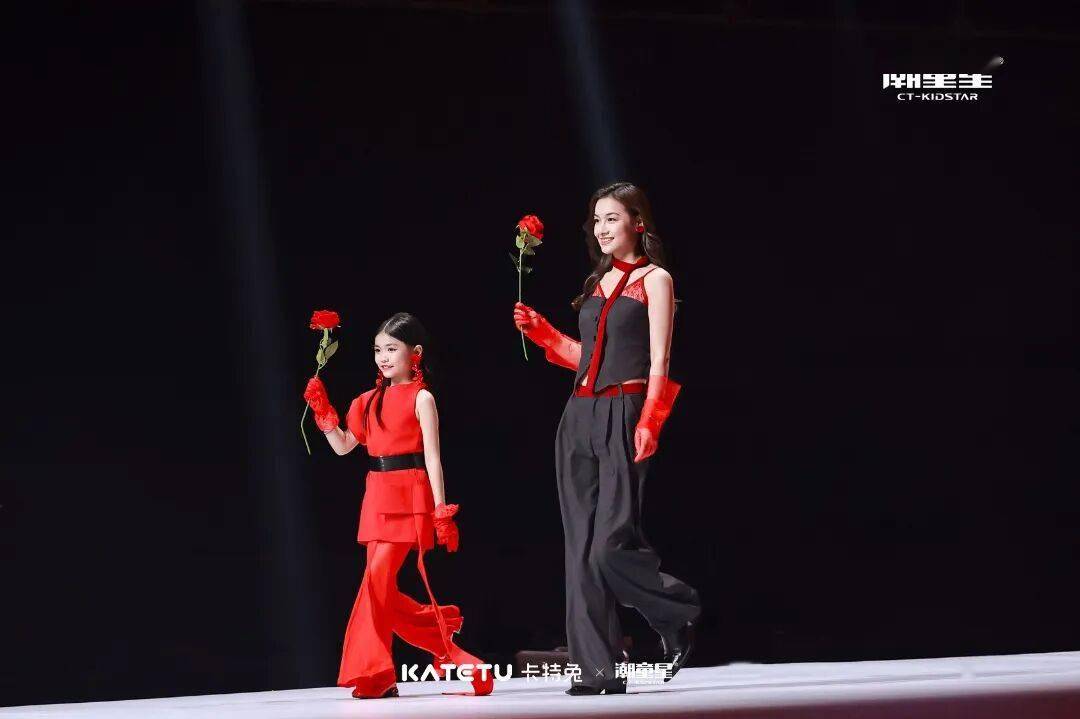 2026米兰时装周刷屏！原来学模特，是在为未来铺路(图4)