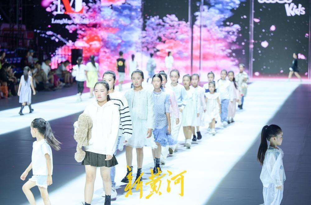 童趣泉韵耀T台,时装周童装专场展示秀精彩上演(图3) 童趣泉韵耀T台,时装周童装专场展示秀精彩上演(图3)