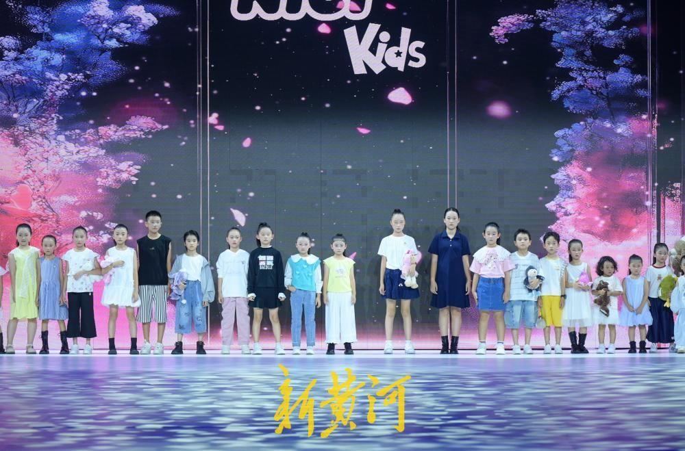童趣泉韵耀T台,时装周童装专场展示秀精彩上演(图4) 童趣泉韵耀T台,时装周童装专场展示秀精彩上演(图4)