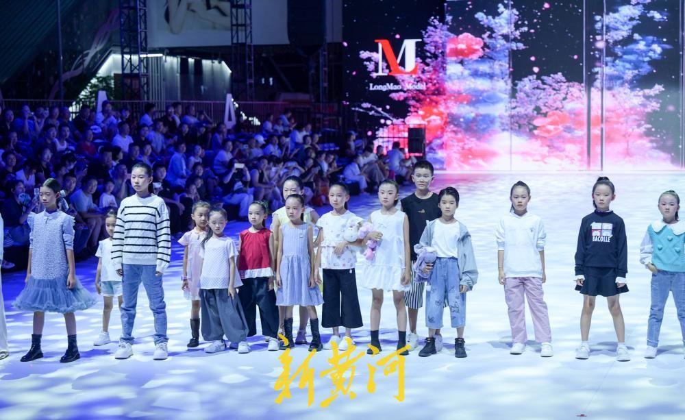 童趣泉韵耀T台,时装周童装专场展示秀精彩上演(图6) 童趣泉韵耀T台,时装周童装专场展示秀精彩上演(图6)