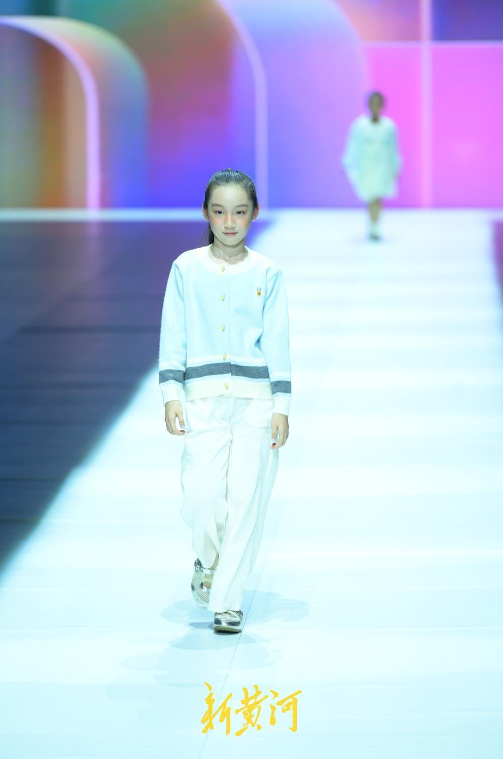 童趣泉韵耀T台,时装周童装专场展示秀精彩上演(图5) 童趣泉韵耀T台,时装周童装专场展示秀精彩上演(图5)