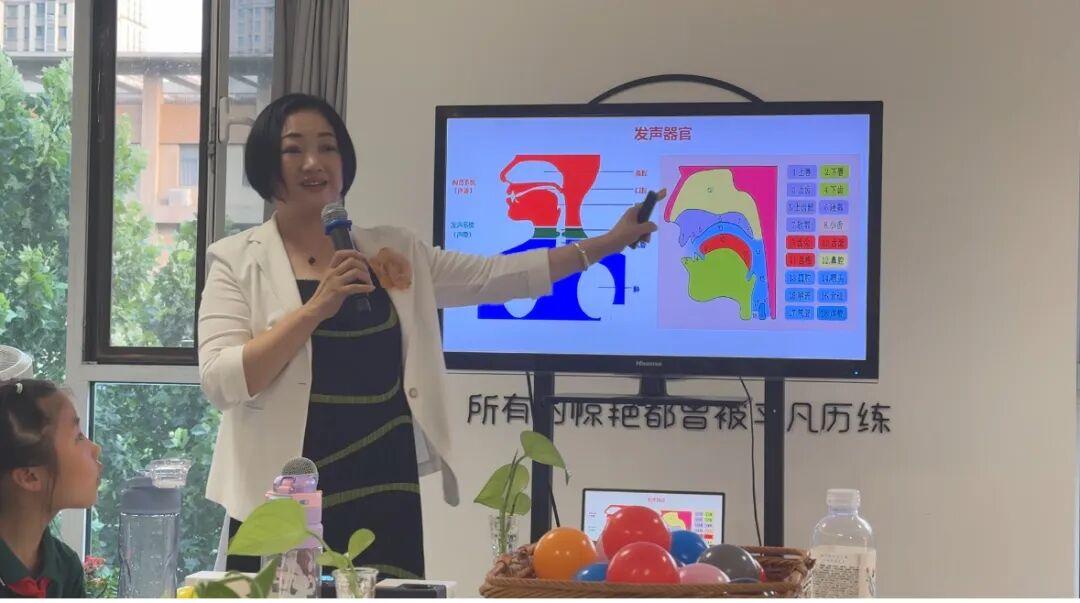 东城逸家教育集团奥龙小学二（2）班知行成长共同体开展“小小演说家”口才演讲主题活动(图1)
