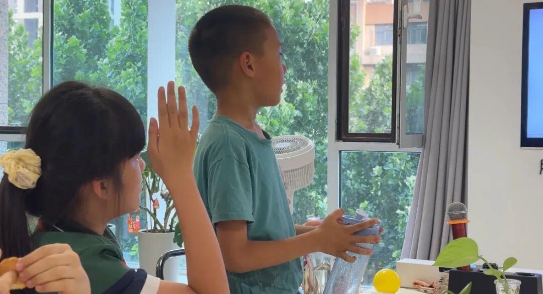 东城逸家教育集团奥龙小学二（2）班知行成长共同体开展“小小演说家”口才演讲主题活动(图3)