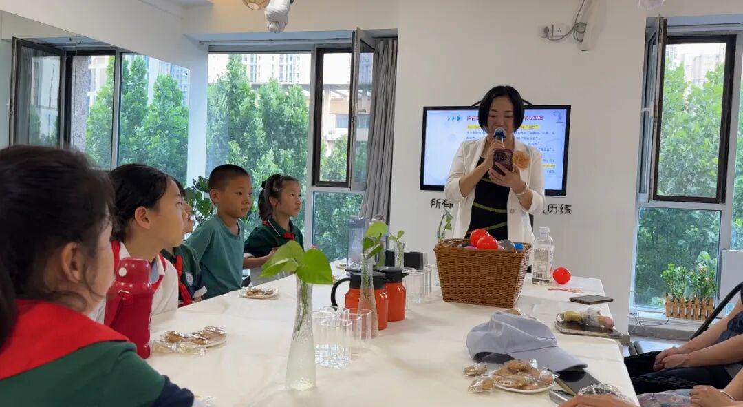 东城逸家教育集团奥龙小学二（2）班知行成长共同体开展“小小演说家”口才演讲主题活动(图8)